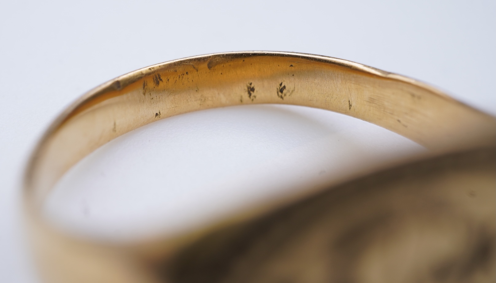 A rare Elizabethan gold signet ring, England, late 16th century